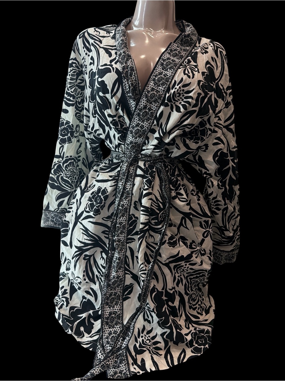 Knox Rose Black & White Floral Robe - Women's Kimono Wrap